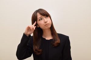 葬儀マナーについて悩む女性