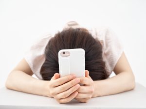 葬儀マナーで悩む女性