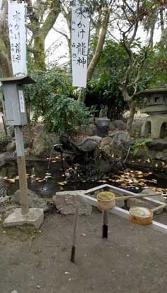 白金龍王社ンボルの水掛龍神